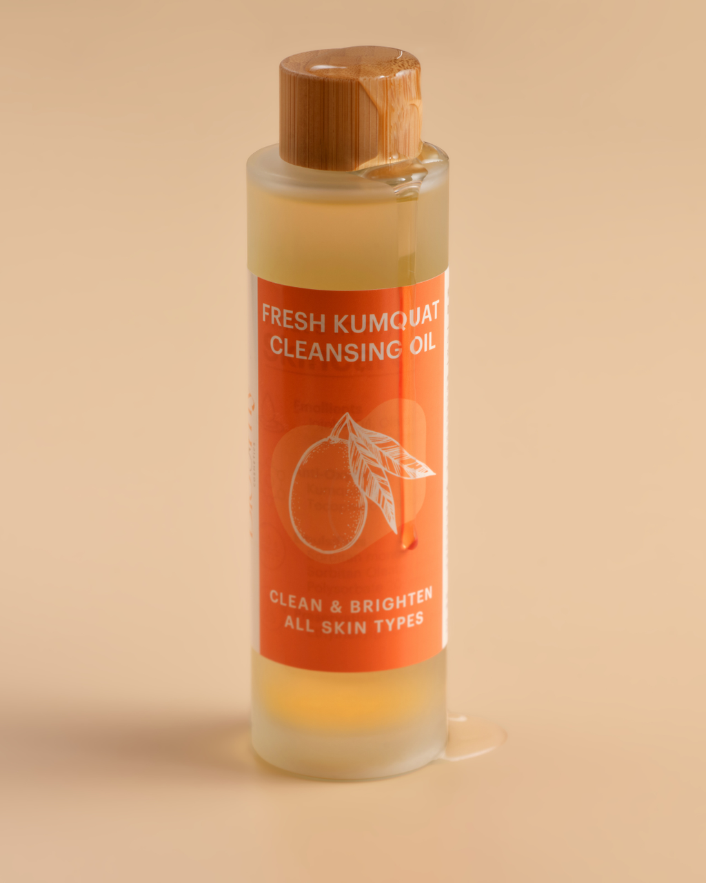 Texture de l'huile nettoyante kumquat Bloomy Cosmetics – formule légère pour peaux sensibles