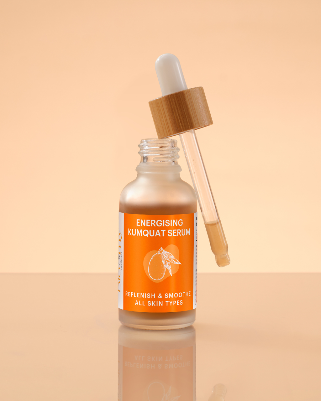 Gros plan sérum éclat Bloomy Cosmetics – hydratation et protection clean beauty