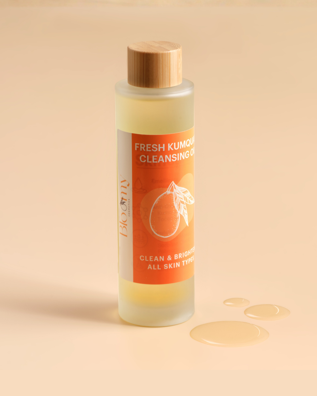 Gros plan huile démaquillante kumquat Bloomy Cosmetics – dissout maquillage et SPF