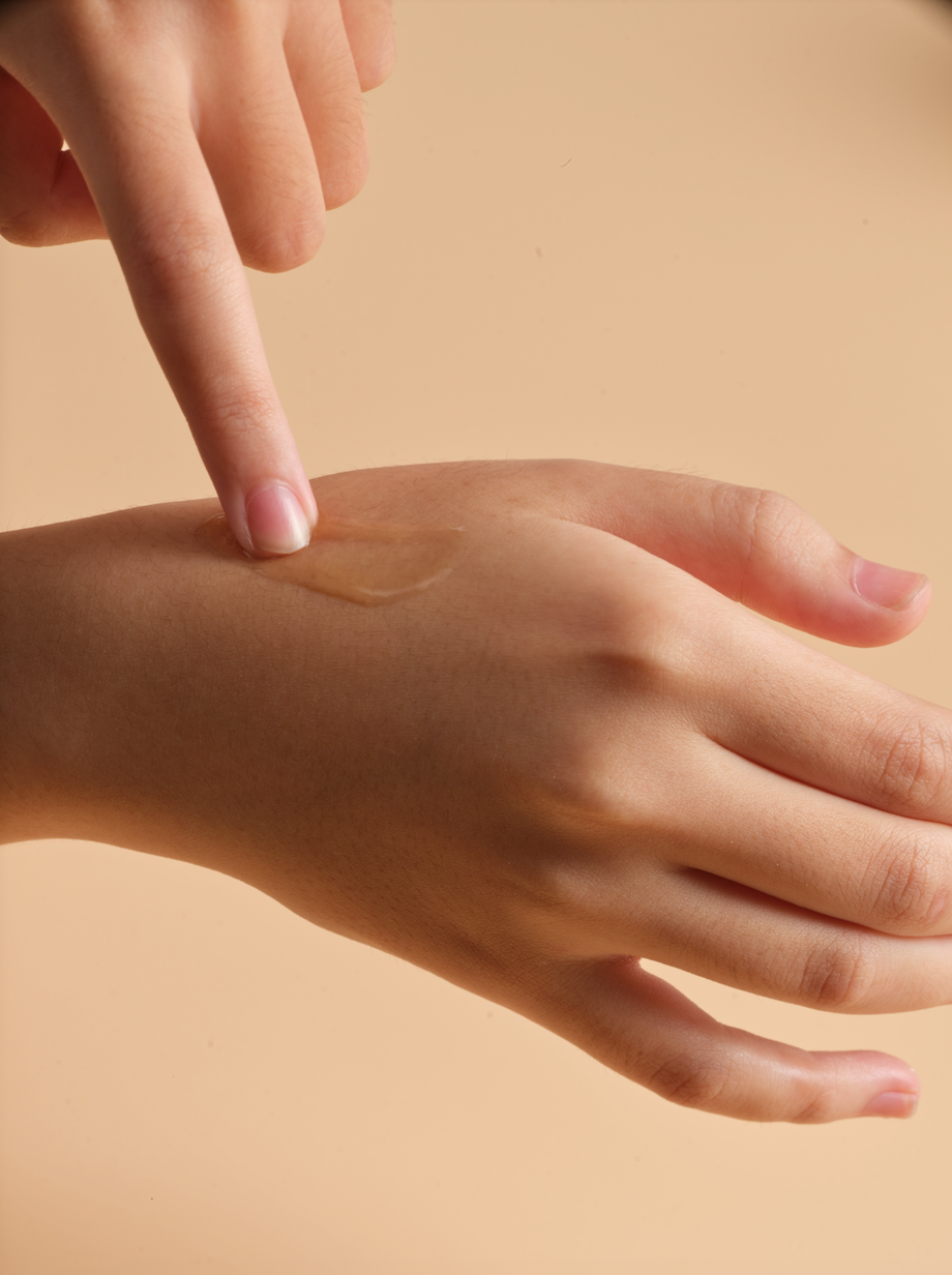 Application huile nettoyante Bloomy Cosmetics sur le visage – respect de la barrière cutanée