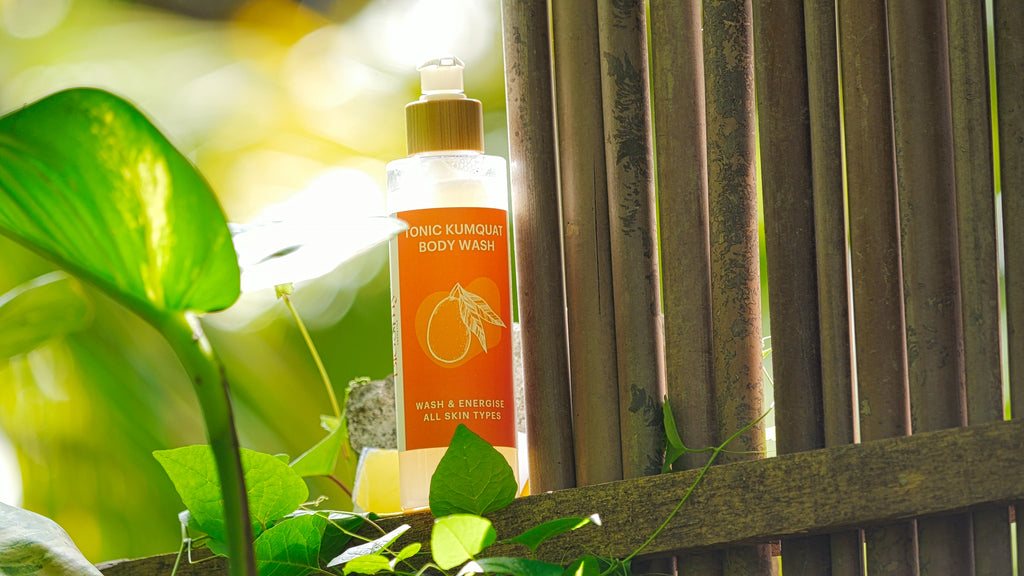 Flacon gel douche tonifiant kumquat Bloomy Cosmetics – nettoyant doux sans SLS